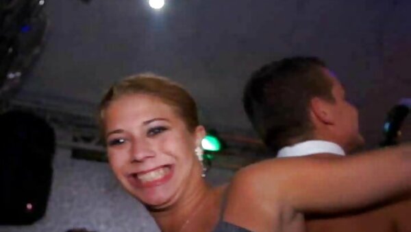 Skanky blondie យក pussy របស់នាងខ្ទាស់ជាមួយនឹងប្រដាប់ក្មេងលេងដែក មុនពេលនាងយកក្បាល