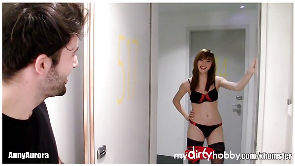 មិត្ត​ស្រី​សក់​ពណ៌​ក្រហម Sally Squirt វាយ​ក្បាល​សុដន់​រាបស្មើ ហើយ​ធ្វើ​ឱ្យ​មាន​ស្នាម​ប្រឡាក់​ពេញ​ខ្លួន