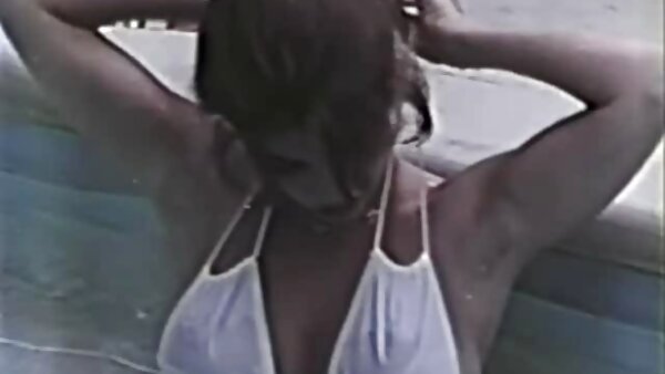 កូនមាន់ brunette leggy fucks ជាមួយ stud kinky របស់នាងនៅក្នុង yard