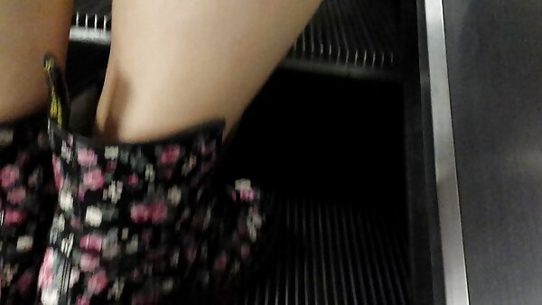 ទារក​ដ៏​ស្រស់​ស្អាត Lydia Lust កំពុង​លេង​ជាមួយ​នឹង​កោរសក់​ដ៏​ឆ្ងាញ់​របស់​នាង