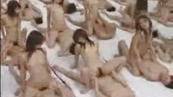 Rubbish wench Britney ក្រឡេកមើលកាមេរ៉ាដោយប្រើប្រដាប់ក្មេងលេងផ្លូវភេទដ៏ធំ
