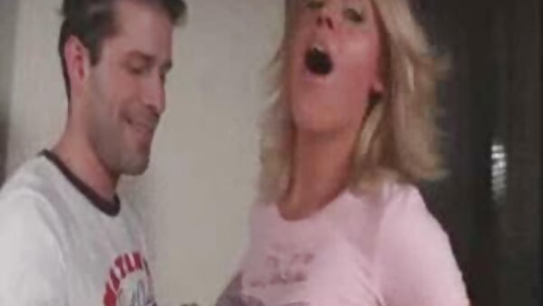 Slutty blonde Karina Grand បង្ហាញរន្ធគូថដែលមានស្នាមជ្រួញ