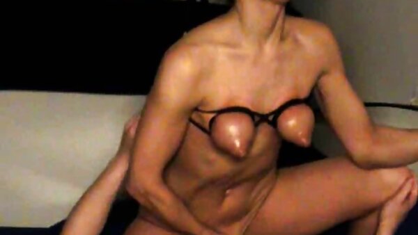 ស្លុតស្អាត Jenna Presley ធ្វើឱ្យដើមទ្រូងរបស់នាងឡើងប្រេង និងត្រូវចំហ
