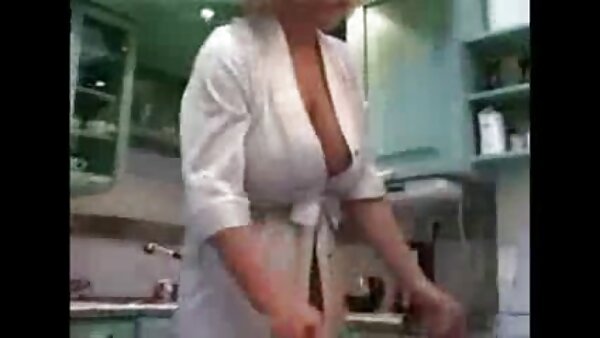 Horny freak ត្រូវបានវាយប្រហារដោយតារាល្បីពីររូបគឺ Adriana Chechik និង Blake Lovely