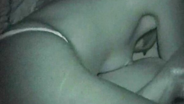 Hussy brunette យក pussy និងរន្ធមាត់របស់នាង drilled